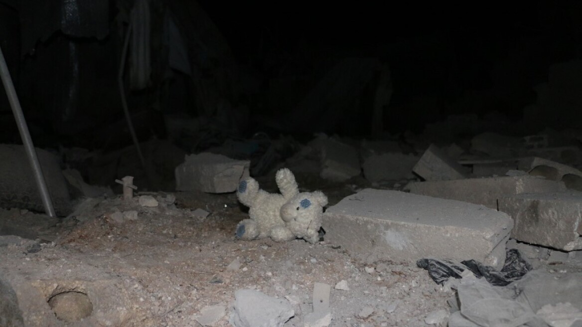 Τραγικές εικόνες στη Συρία: Δεκάδες νεκροί από αεροπορικές επιδρομές - Ανάμεσά τους και πολλά παιδιά