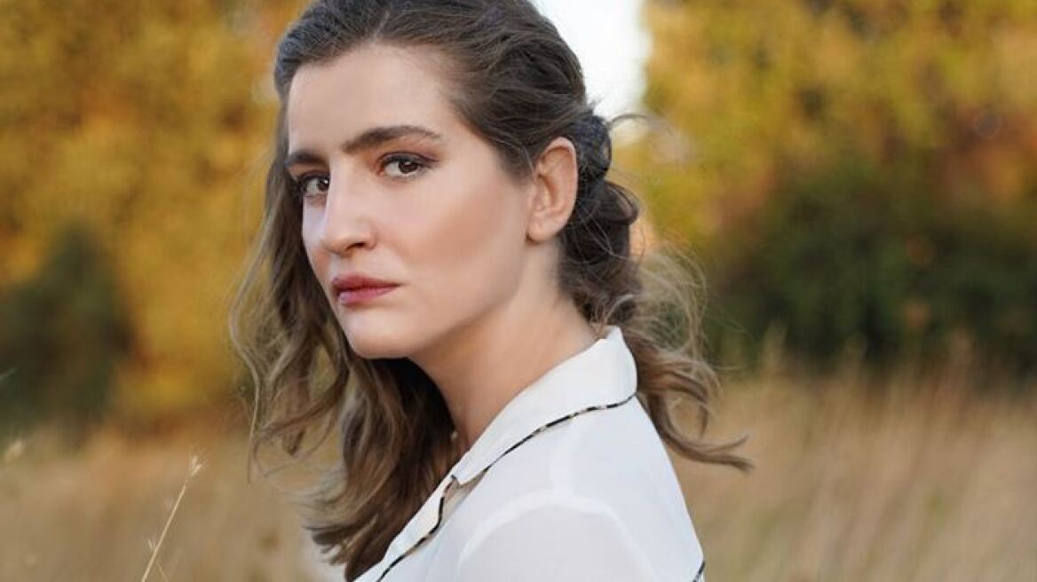 Η «Λενιώ» από τις «Αγριες Μέλισσες» έχει ταλέντο και στο τραγούδι