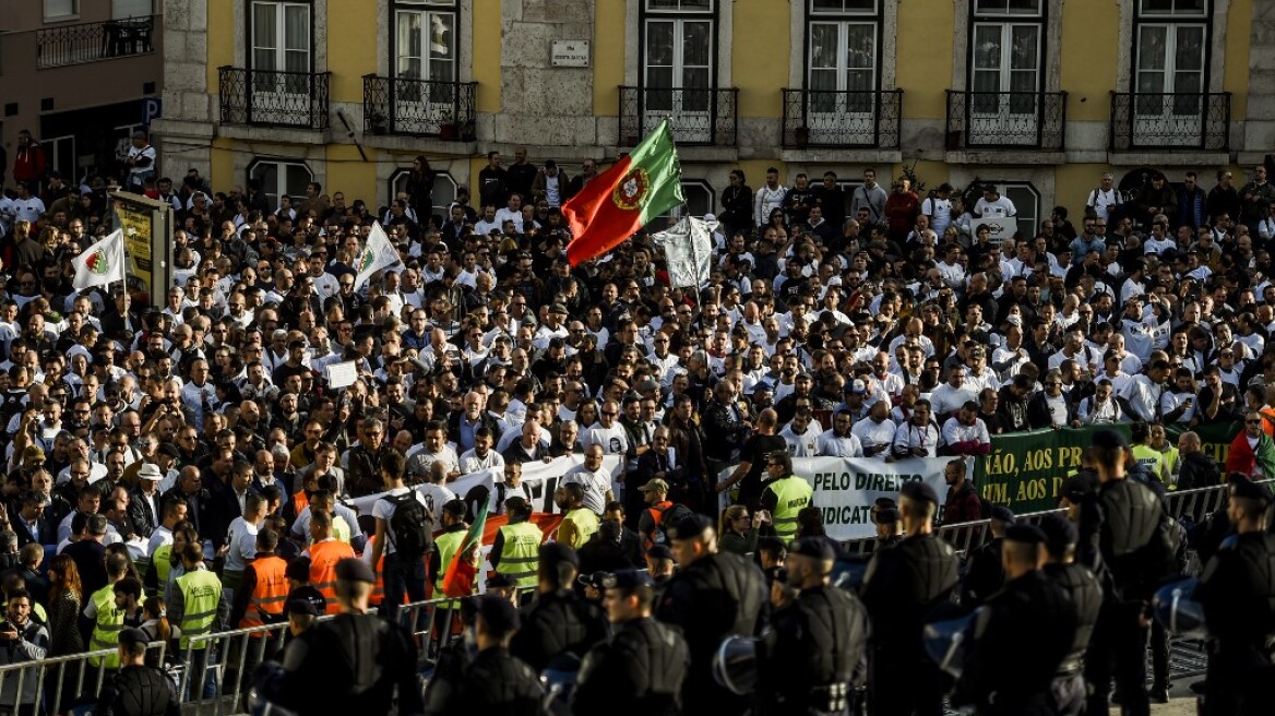 Πορτογαλία: Διαδήλωση αστυνομικών - «Ντροπή να αμειβόμαστε με μισθό κοντά στον βασικό»