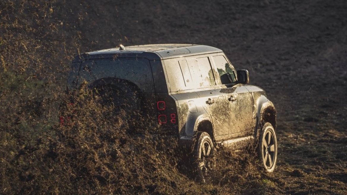 Το Land Rover Defender λασπώνεται στη νέα ταινία του James Bond