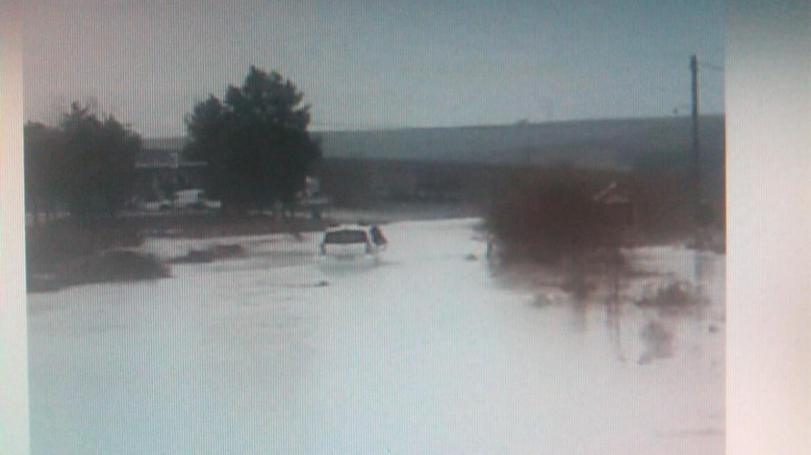 Ροδόπη: Εγκλωβισμένο Ι.Χ. σε πλημμυρισμένο δρόμο