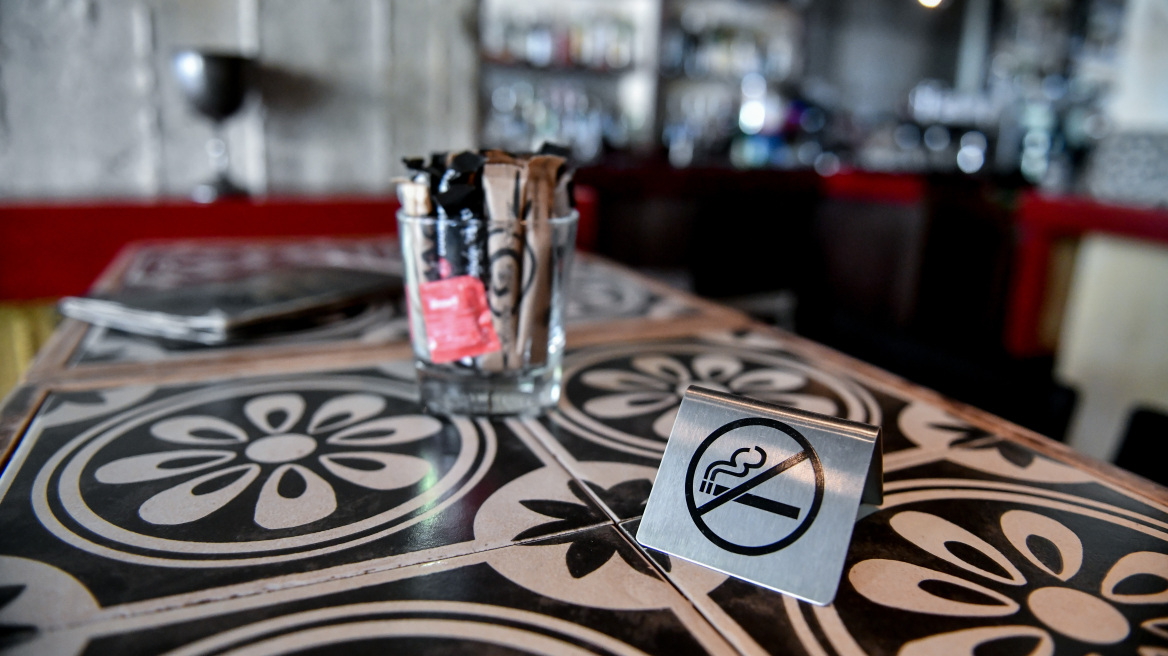 Αντικαπνιστικός νόμος: Στη Νέα Σμύρνη τα πρώτα πρόστιμα στην Αττική