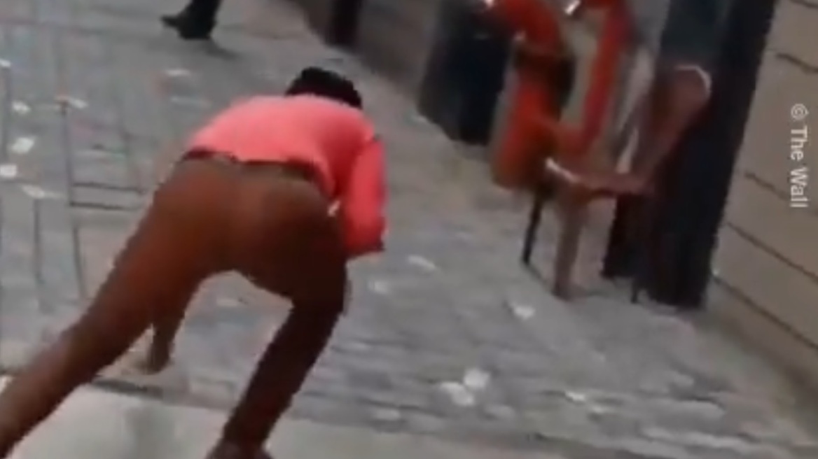 Ινδία: «Έβρεξε» δεσμίδες με χαρτονομίσματα από κτήριο - Δείτε βίντεο