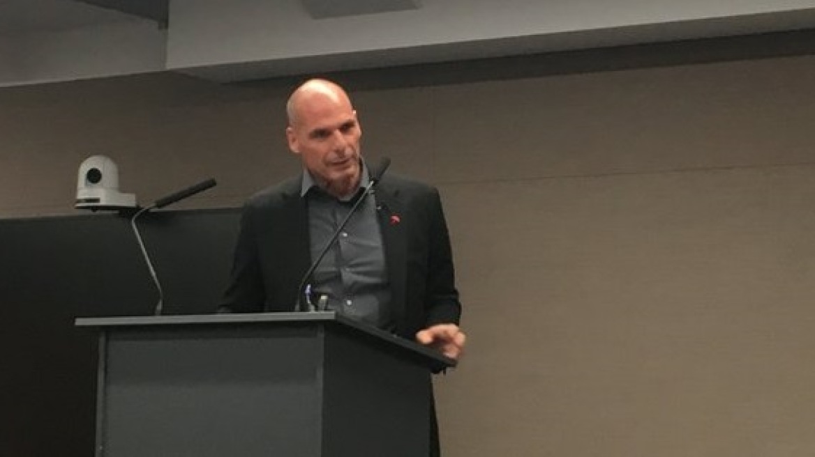  Βαρουφάκης: Να δοθούν άδειες εργασίας σε όλους τους μετανάστες!