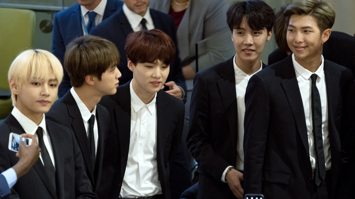  BTS: Στα... χακί τα μέλη του διάσημου νοτιοκορεατικού συγκροτήματος 