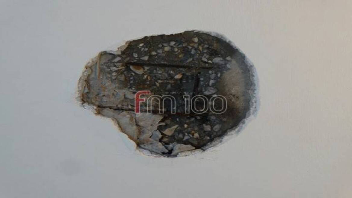 Τρόμος στη Λήμνο: Κεραυνός άνοιξε τρύπα στην οροφή σπιτιού