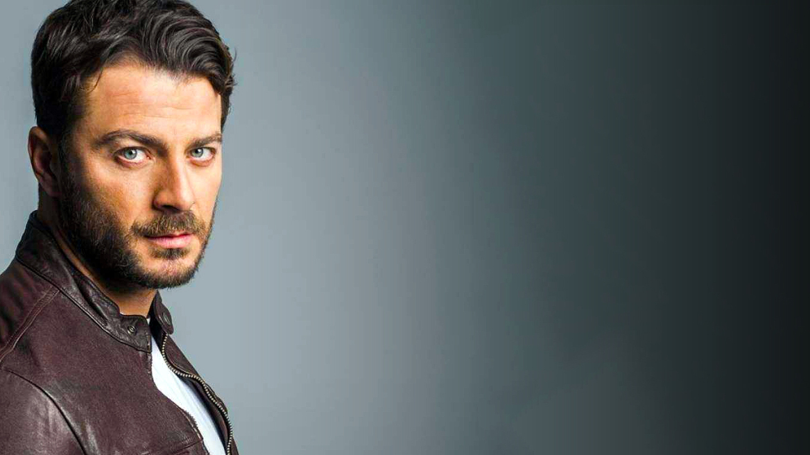 Φωτογραφίες: Ο Ντάνος μοιράζει άρτο στους πιστούς σε Ιερό Ναό 