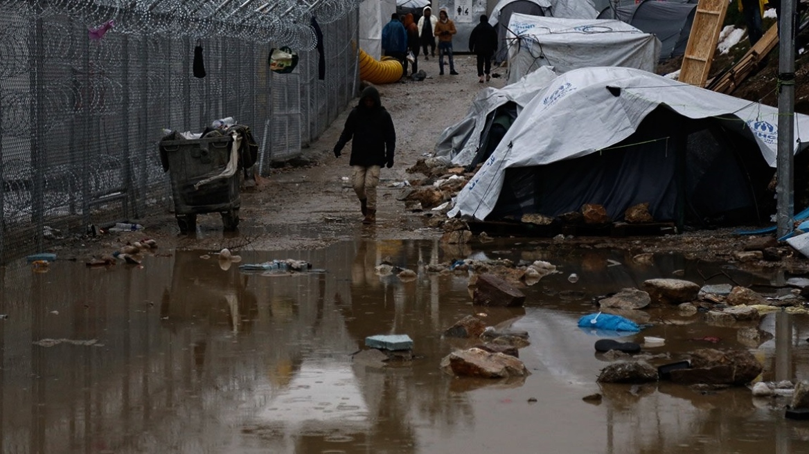 Το συγκλονιστικό γράμμα μιας Αφγανής από τη Μόρια στον κόσμο: «Φανταστείτε να ζείτε εδώ»