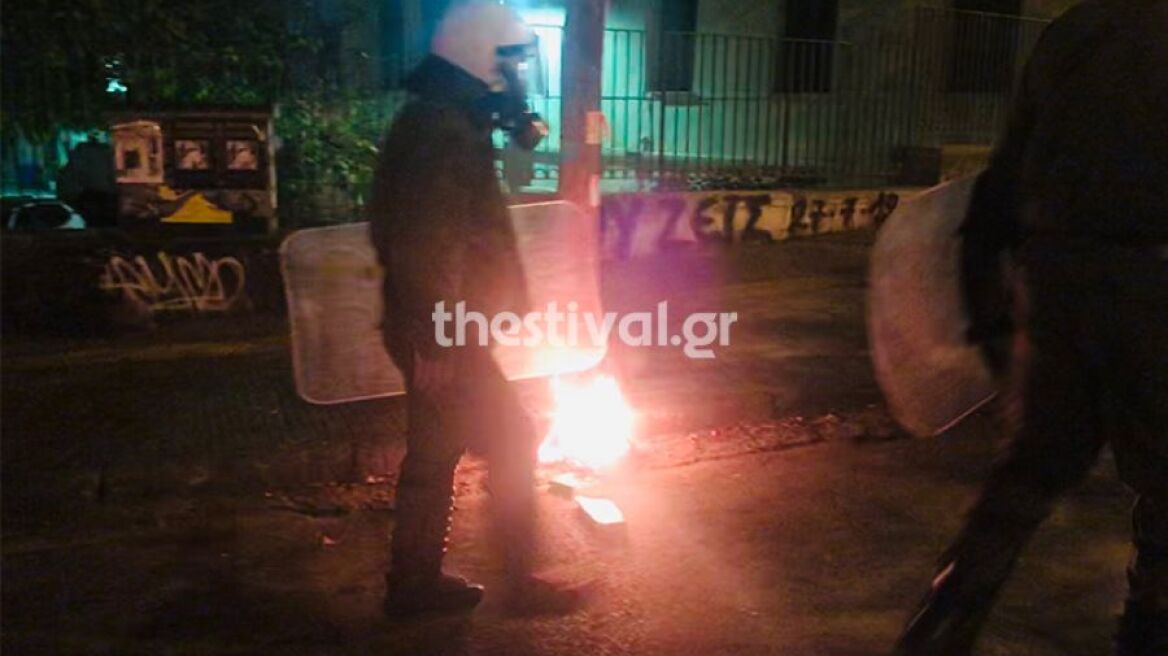 Θεσσαλονίκη: Κουκουλοφόροι επιτέθηκαν με μολότοφ σε διμοιρίες των ΜΑΤ