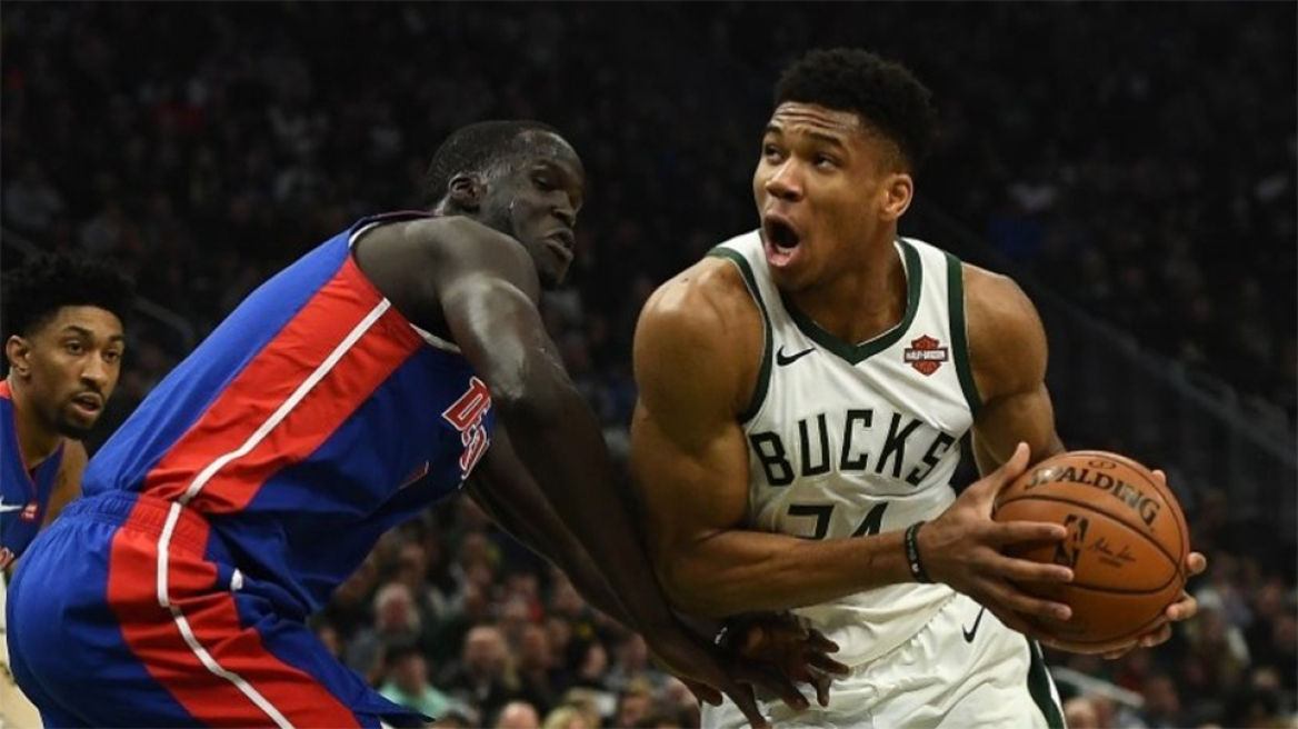 Αντετοκούνμπο: Έφτασε τα 16 σερί double double και «έπιασε» τον Μαλόουν! 