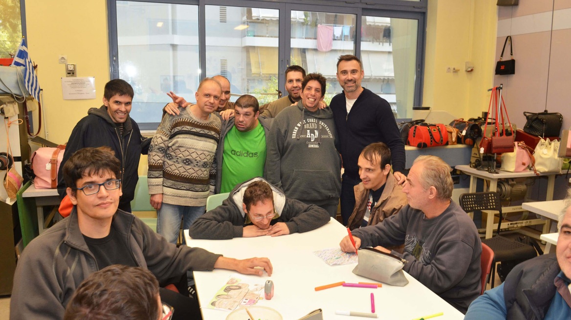  O Γιώργος Καπουτζίδης στον Σύνδεσμο Προστασίας Παιδιών και ΑμεΑ στο Χολαργό