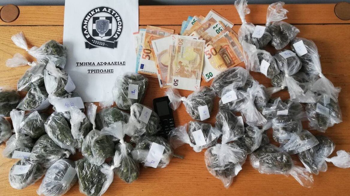 Τρίπολη: «Έσπασε» το μπλόκο, πέταξε το χασίς και… τράκαρε!