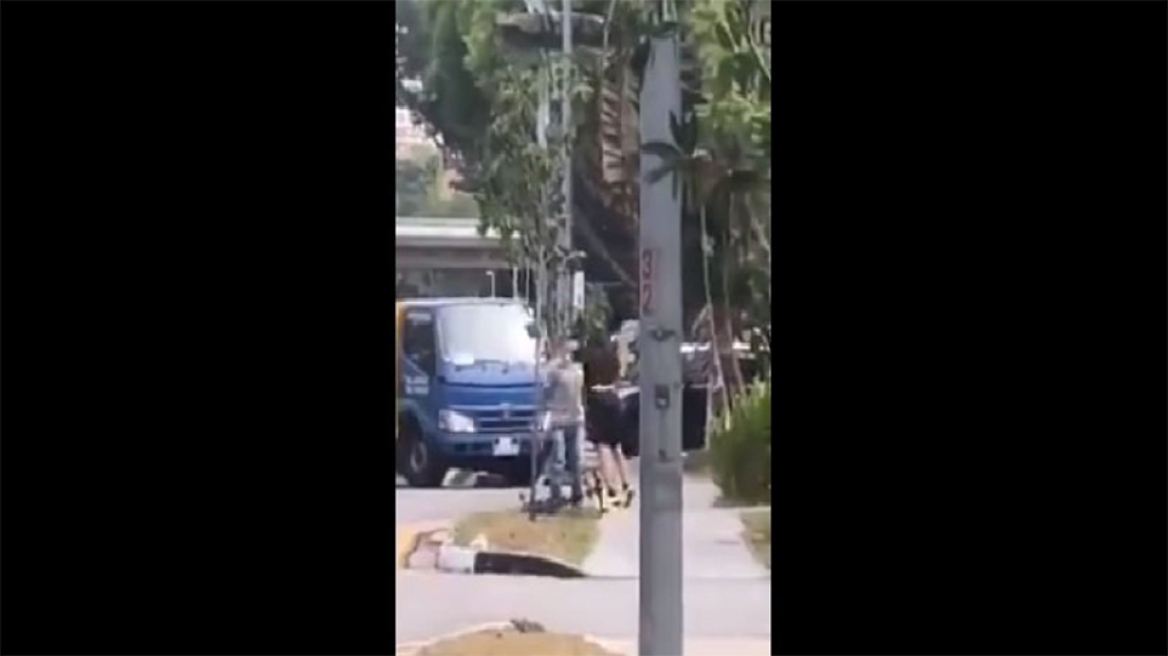 Φορτηγατζής τα βάζει με ποδηλάτη, τρώει μπουκέτο και πέφτει νοκ άουτ 