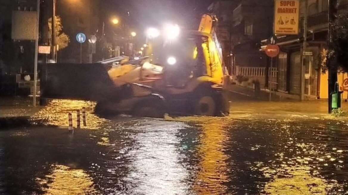 Η κακοκαιρία «Γηρυόνης» χτύπησε την Κατερίνη: Η θάλασσα βγήκε στη στεριά