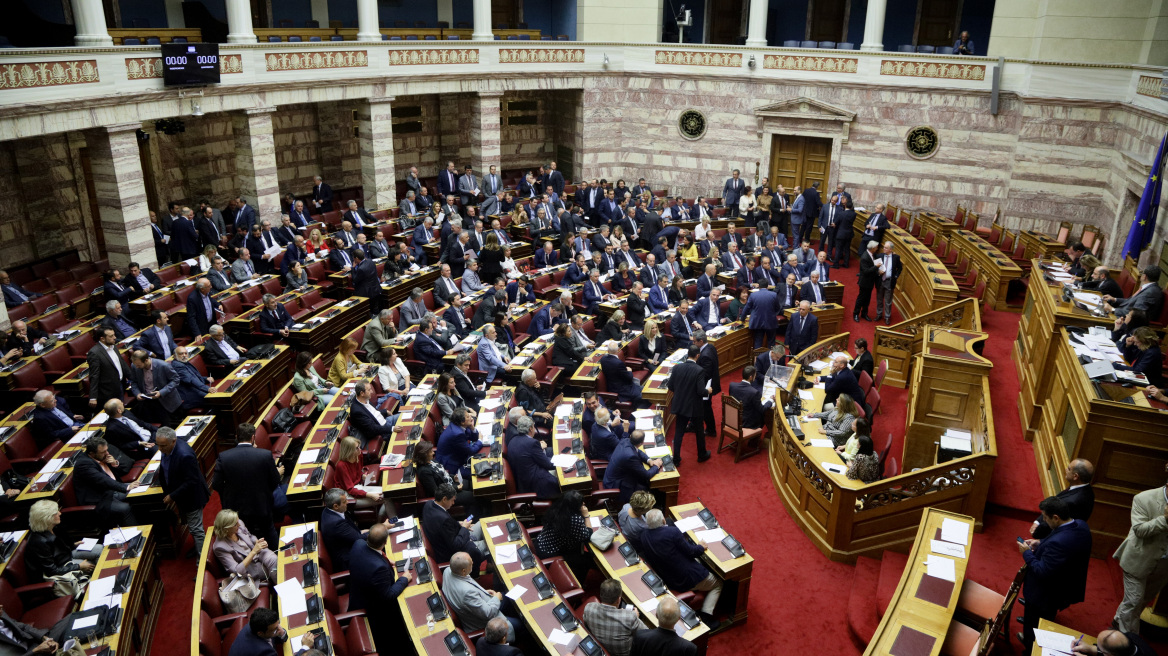 Συνταγματική αναθεώρηση: Σήμερα η ψηφοφορία - Πού συγκλίνουν και πού αποκλίνουν τα κόμματα