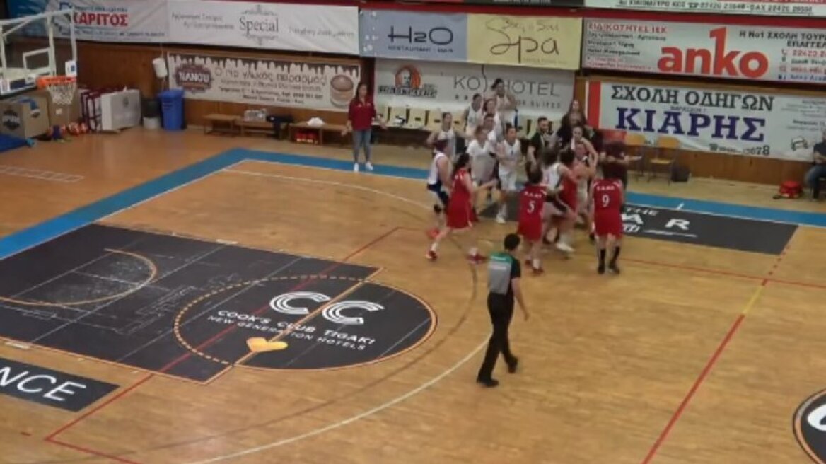 Χαμός σε αγώνα μπάσκετ Γυναικών: Ξύλο και γενική σύρραξη στο παρκέ (βίντεο)