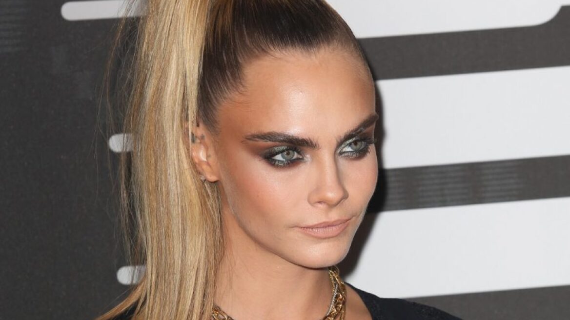 Το νέο χρώμα στα μαλλιά της Cara Delevingne την καθιστά θεά του gothic στιλ
