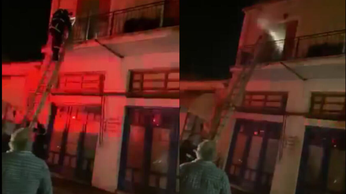 Λέσβος: Κοιμόταν και το σπίτι του καιγόταν - Βίντεο από τη στιγμή της διάσωσης 