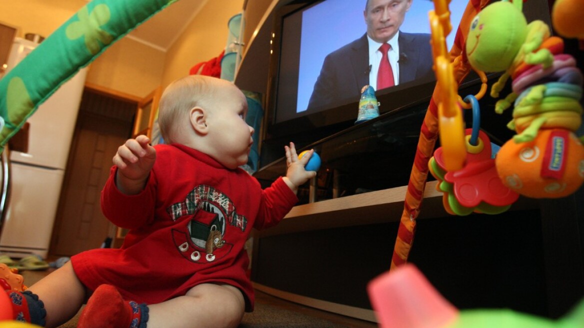 Αμερικανική έρευνα: Τα παιδιά 1 έτους περνούν κατά μέσο όρο σχεδόν μία ώρα μπροστά από οθόνες