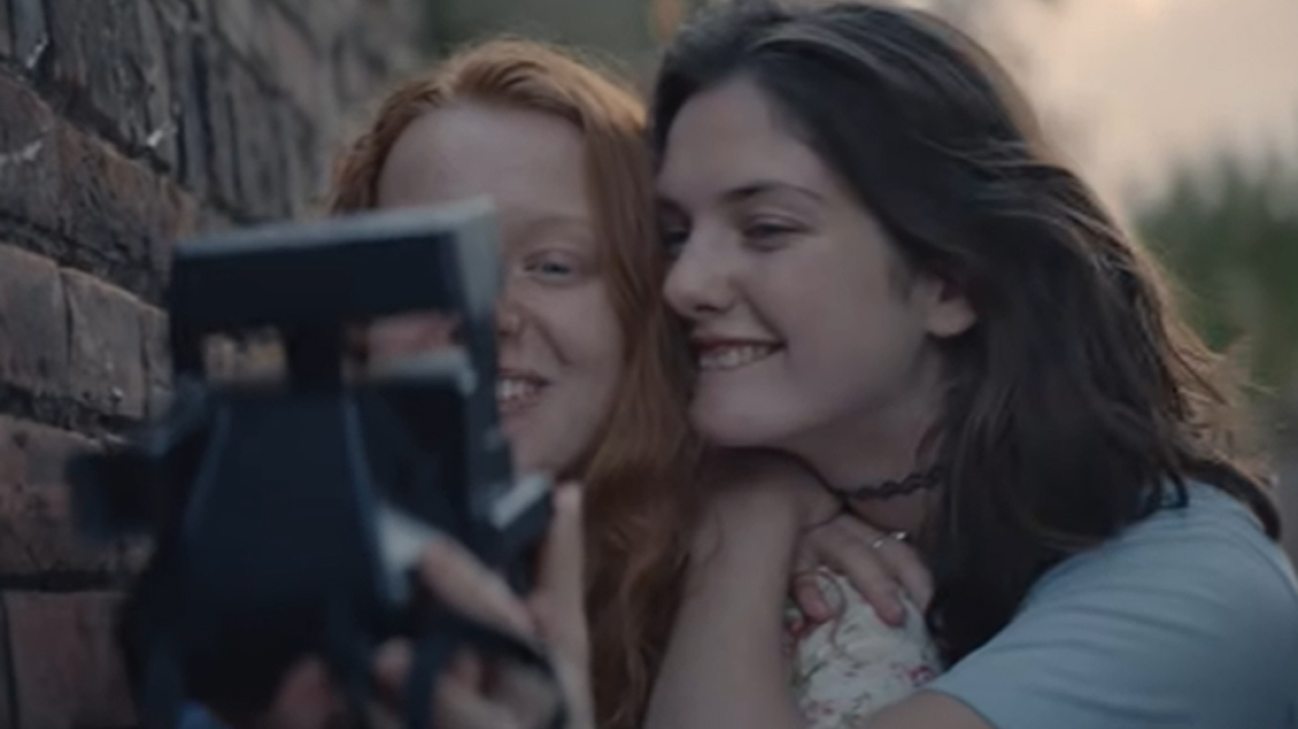 O έρωτας δύο γυναικών σε διαφήμιση αυτοκινήτου (video)