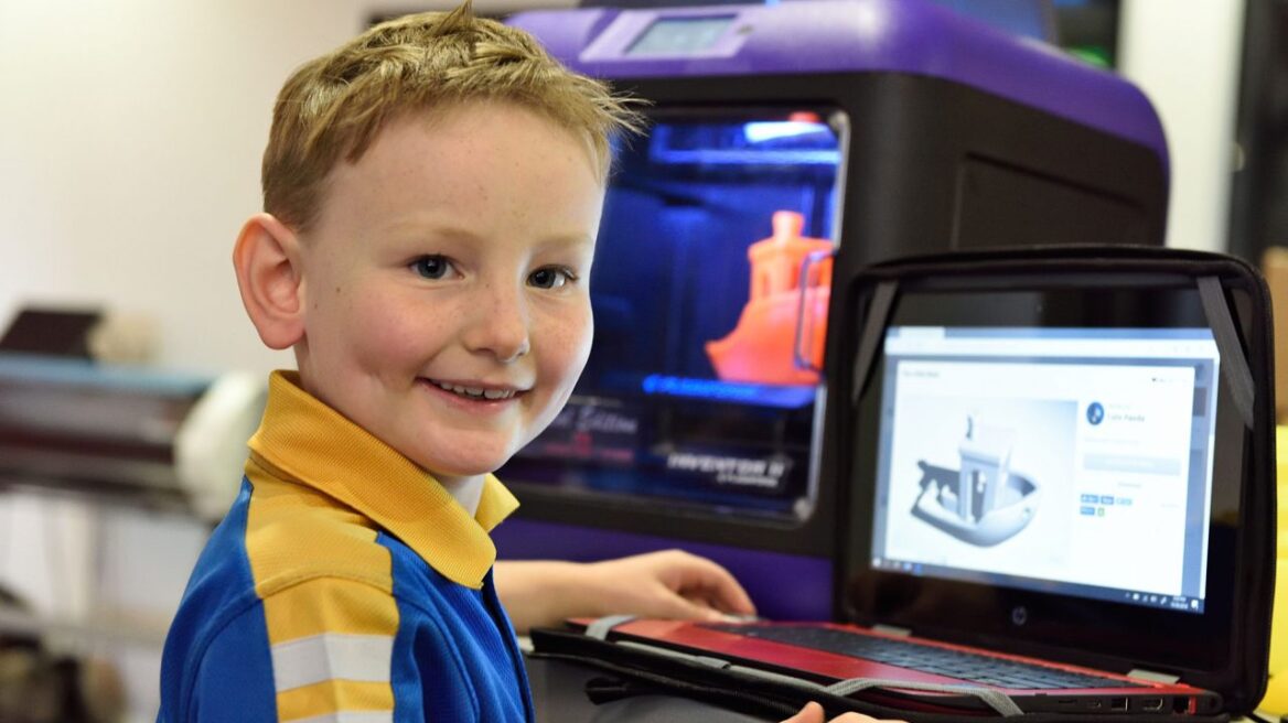 Τέσσερις ώρες την ημέρα κολλημένα στην οθόνη πολλά τρίχρονα παιδιά – Ποια ξεπερνούν κάθε όριο