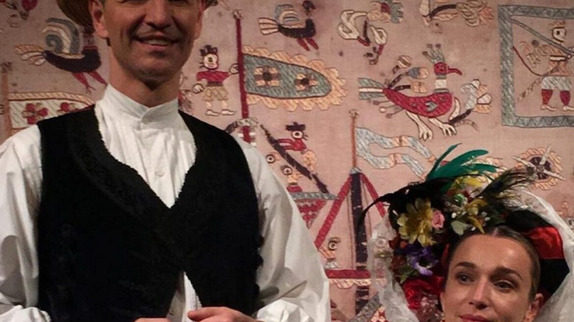 Ο Σάκης Ρουβάς και η Κάτια Ζυγούλη φόρεσαν παραδοσιακές στολές σε φιλανθρωπική εκδήλωση 