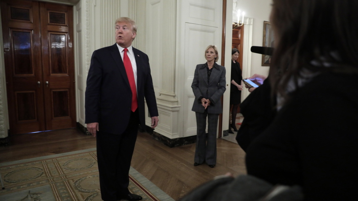 ΗΠΑ: Ο Τραμπ επικύρωσε τα νομοσχέδια για το Χονγκ Κονγκ