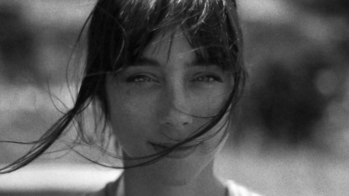 “Ποστάρω, άρα υπάρχω;” αναρωτιέται η Τζωρτζίνα Λιώση