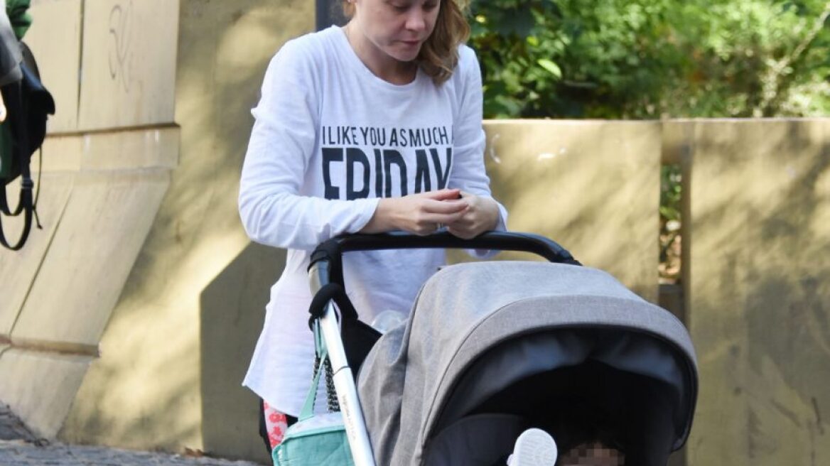 Η Λένα Παπαληγούρα με το γιο της στο Κολωνάκι 