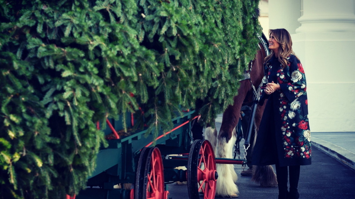 H Μελάνια Τραμπ ανέλαβε και φέτος τον στολισμό του Λευκού Οίκου και τον συγκρίνουμε με αυτόν του 2018 