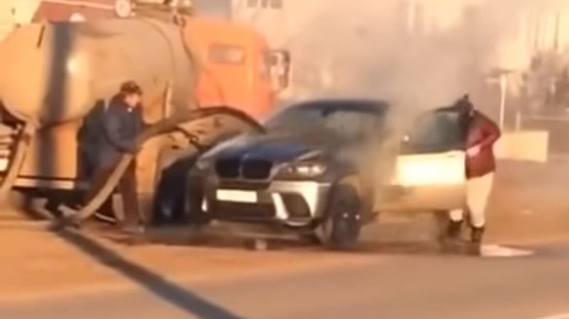 Ο πιο "σιχαμένος" τρόπος κατάσβεσης φωτιάς (προσοχή σιχαμερό video)