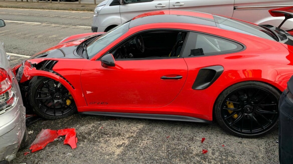 Παρέλαβε καινούργια Porsche και την “έλιωσε” λίγα μέτρα πιο κάτω…