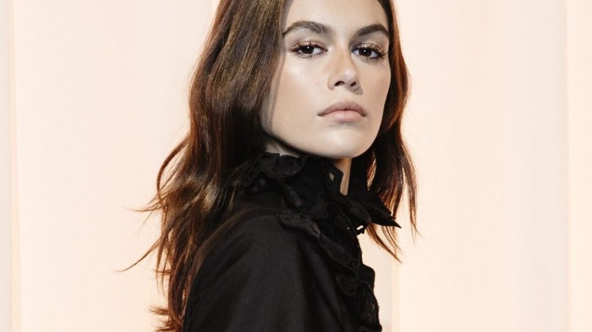 To μαύρο σουτιέν της Kaia Gerber ήταν πολύ εντυπωσιακό για να μείνει κρυμμένο- έτσι το φόρεσε σαν τοπ 