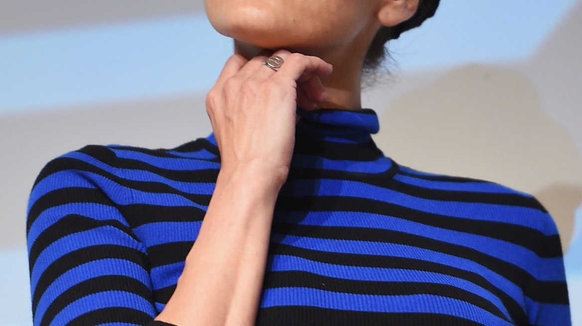 H Eva Mendes πιο hot από ποτέ με κόκκινο animal print σύνολo