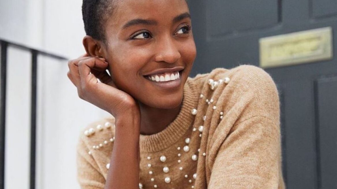 Christmas shopping: βρήκαμε τα πιο λαμπερά πουλόβερ για να μπεις σε γιορτινό κλίμα