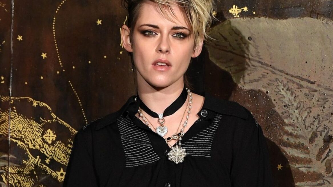 H Kristen Stewart μας κάνει να θέλουμε να φορέσουμε ξανά, σορτς με καλσόν