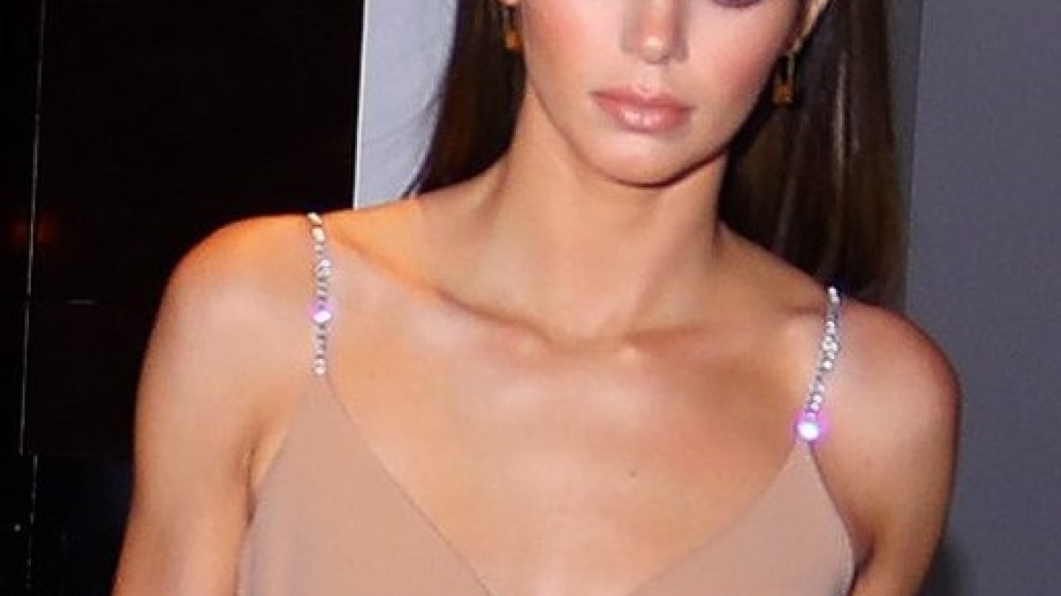 H Kendall Jenner με μικροσκοπικό nude φόρεμα στο Μαϊάμι