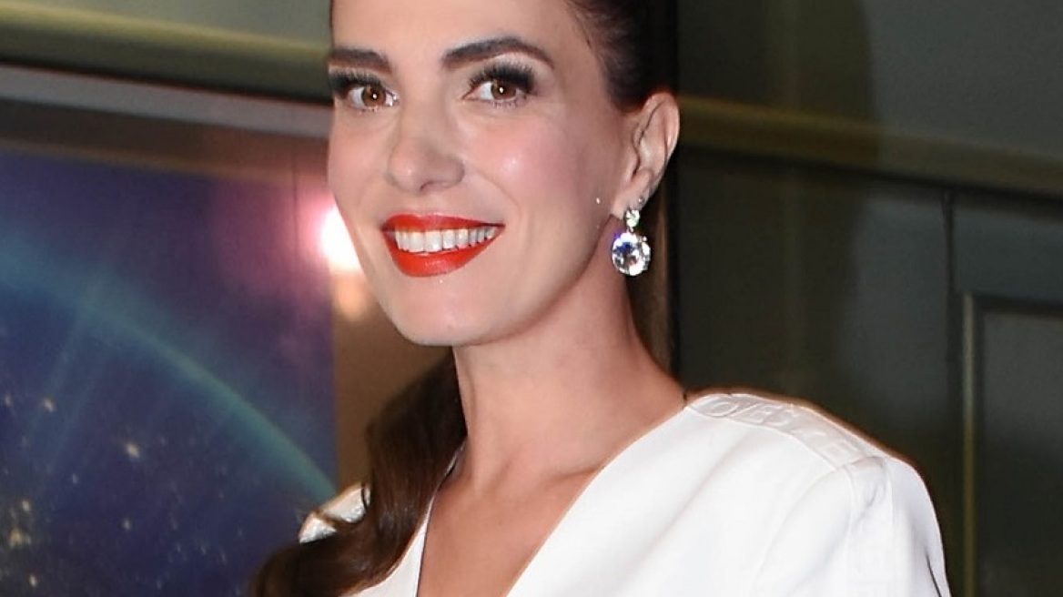 Η Φωτεινή Δάρρα δείχνει πώς φοριέται το total white, το χειμώνα