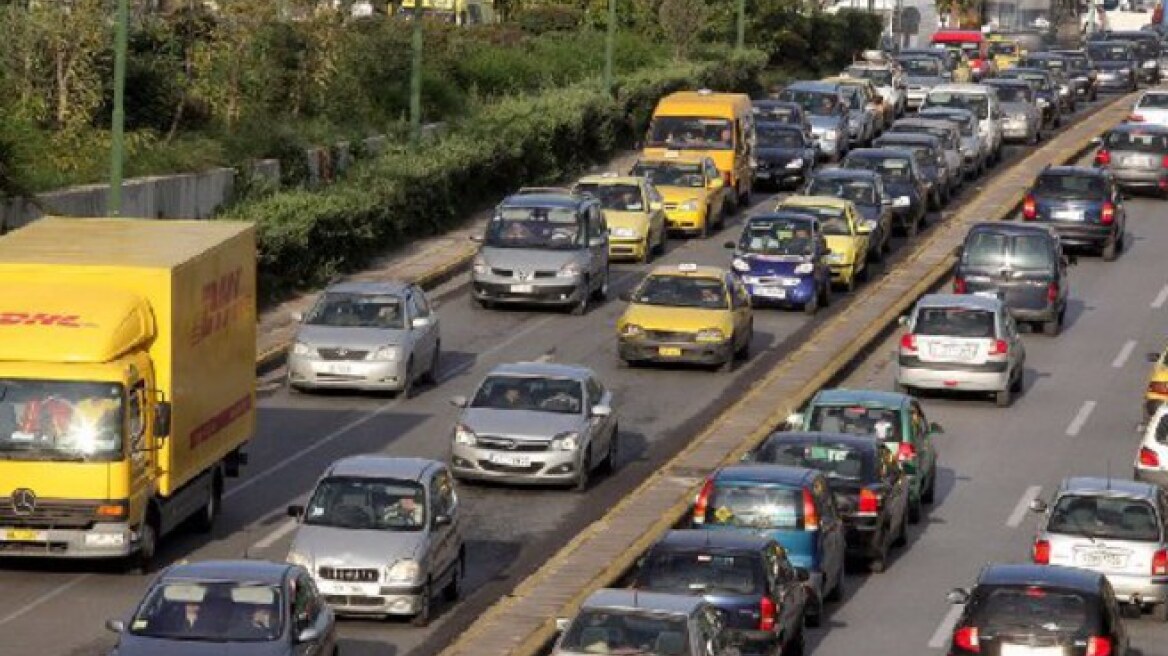 Κίνηση τώρα: Μεγάλο μποτιλιάρισμα στη Μεσογείων και στα δυο ρεύματα - Δυο καραμπόλες 