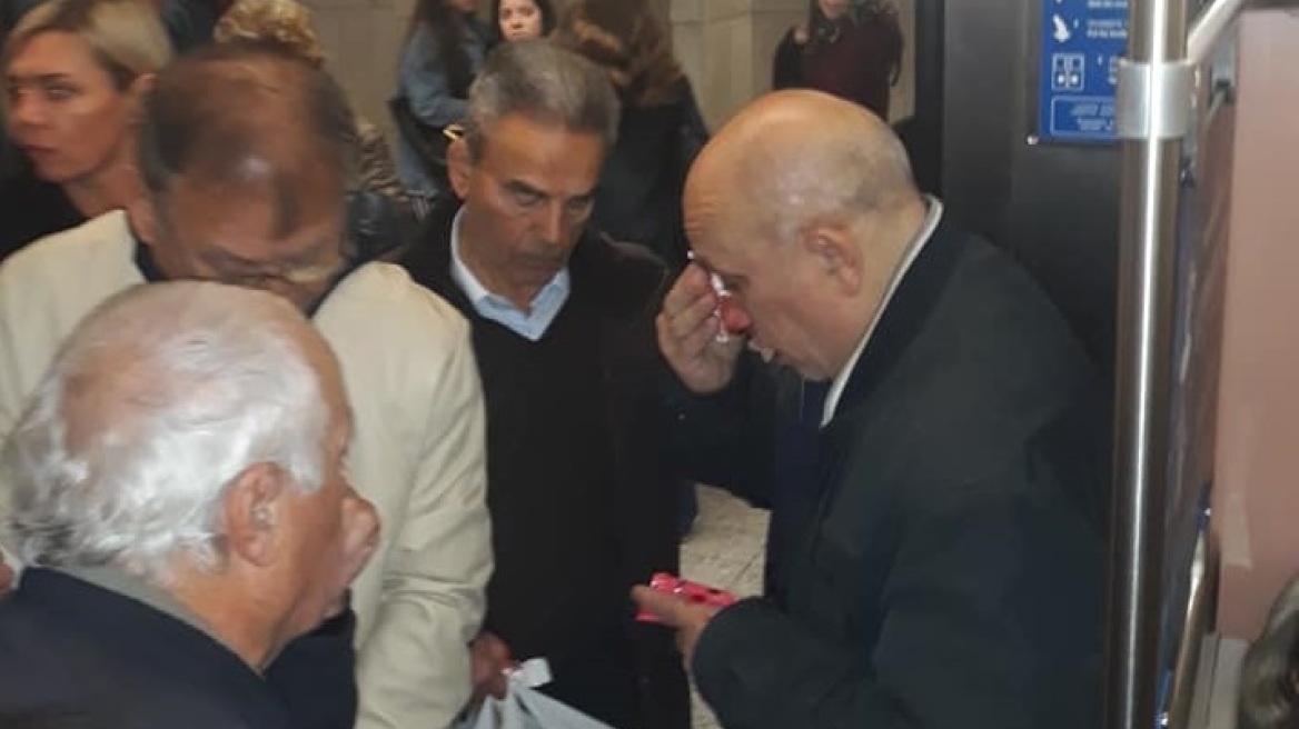 Θλιβερές εικόνες στο Μετρό Συντάγματος: Αίματα και σπασμένα γυαλιά, για να μπουν σε ένα βαγόνι!