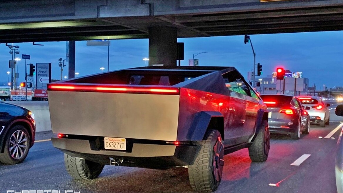 Τόλμησε και το έβγαλε στους δρόμους... - Δείτε το video