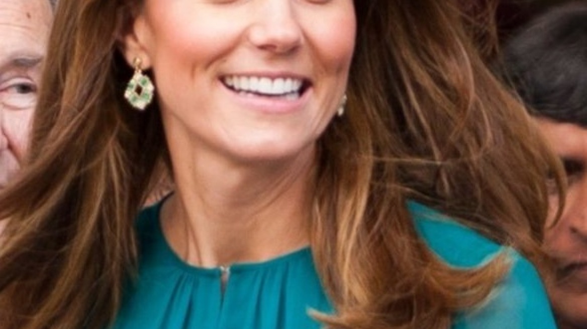 H Mango εκδοχή του πετρόλ φορέματος της Kate Middleton