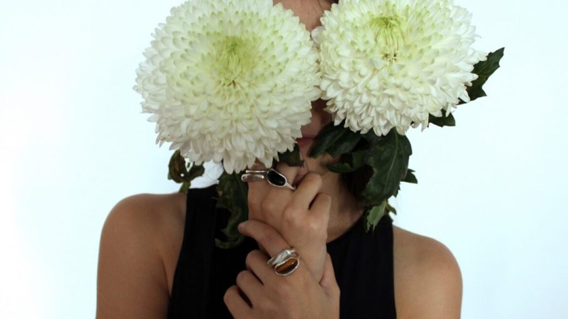 Η Αθανασία Ραμαδάνη σχεδιάζει τα πιο κομψά κοσμήματα που έχουμε δει τελευταία