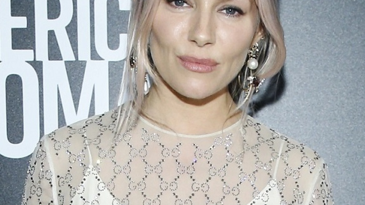 H Sienna Miller μόλις φόρεσε το τέλειο Gucci καλσόν