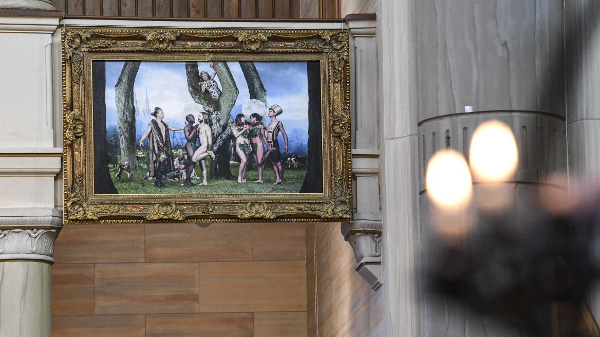 Σουηδία: Αποσύρεται εικόνα με «γκέι» τον Αδάμ και την Εύα ως.... προκλητική για τους τράνσεξουαλ!