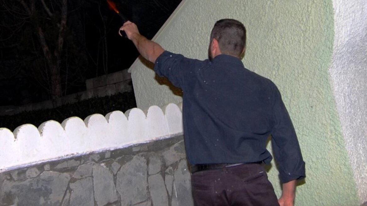Ρέθυμνο: Συνέλαβαν ιδιοκτήτη σπιτιού που έκανε γλέντι με μπαλωθιές