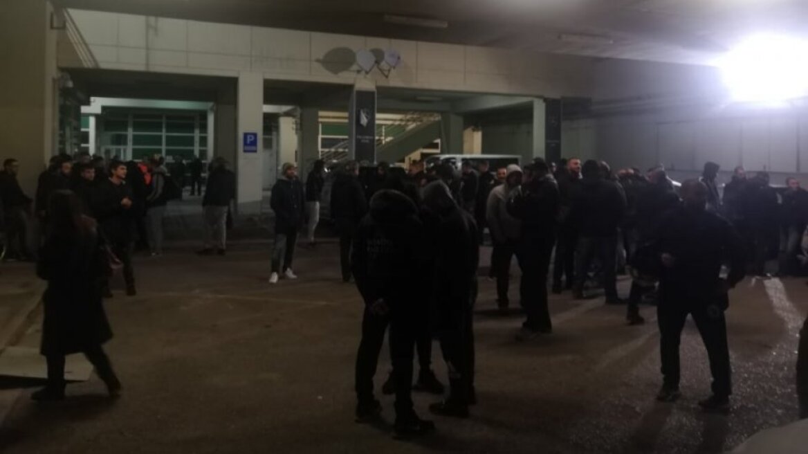 Euroleague: Αποθέωση και «ντόπες» για τους παίκτες του ΠΑΟ έξω από τα αποδυτήρια!