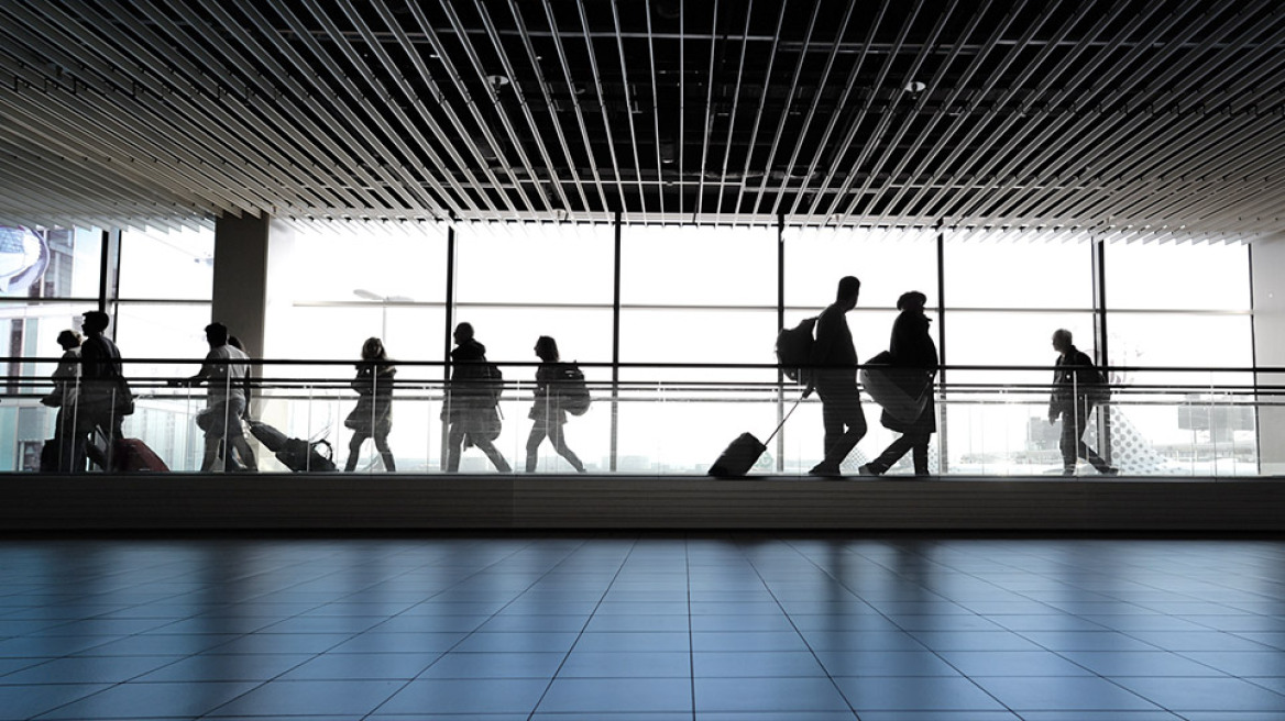 Brain drain: Μειώνονται οι Έλληνες που αναζητούν δουλειά στο εξωτερικό