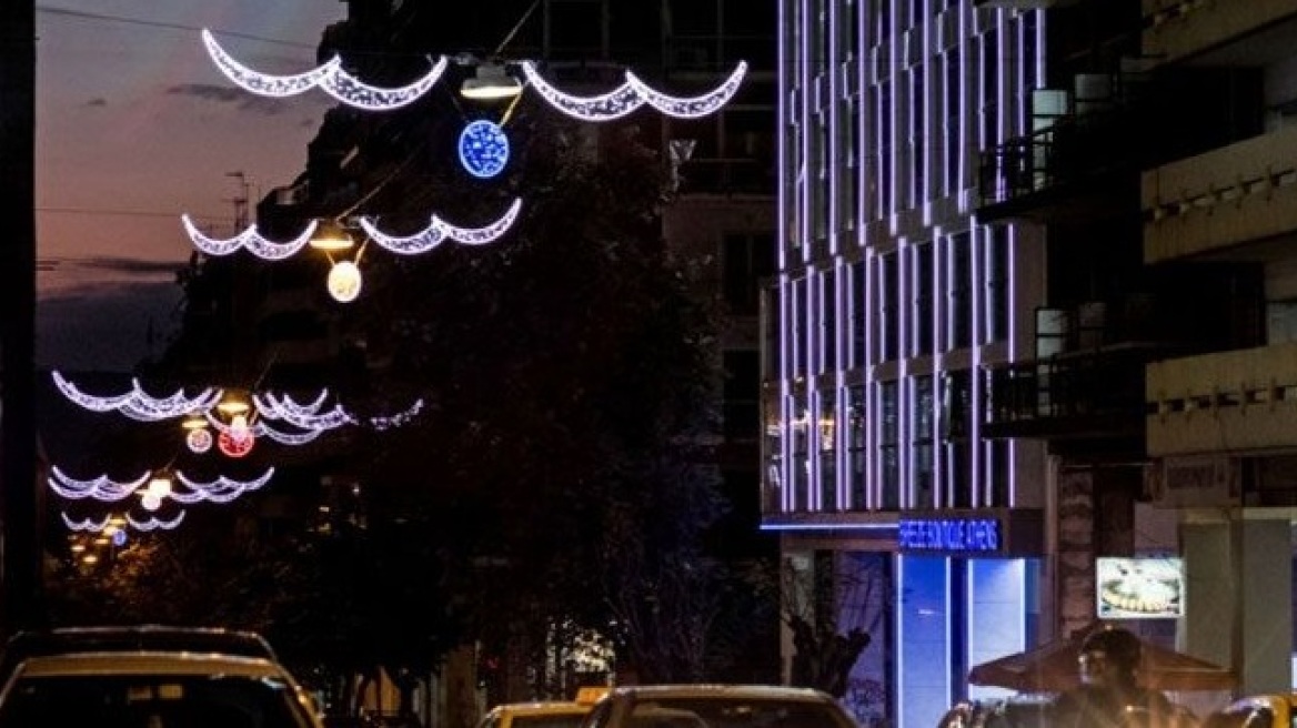 Η ΔΕΗ στολίζει τη Χαλκοκονδύλη και τη Γ' Σεπτεμβρίου