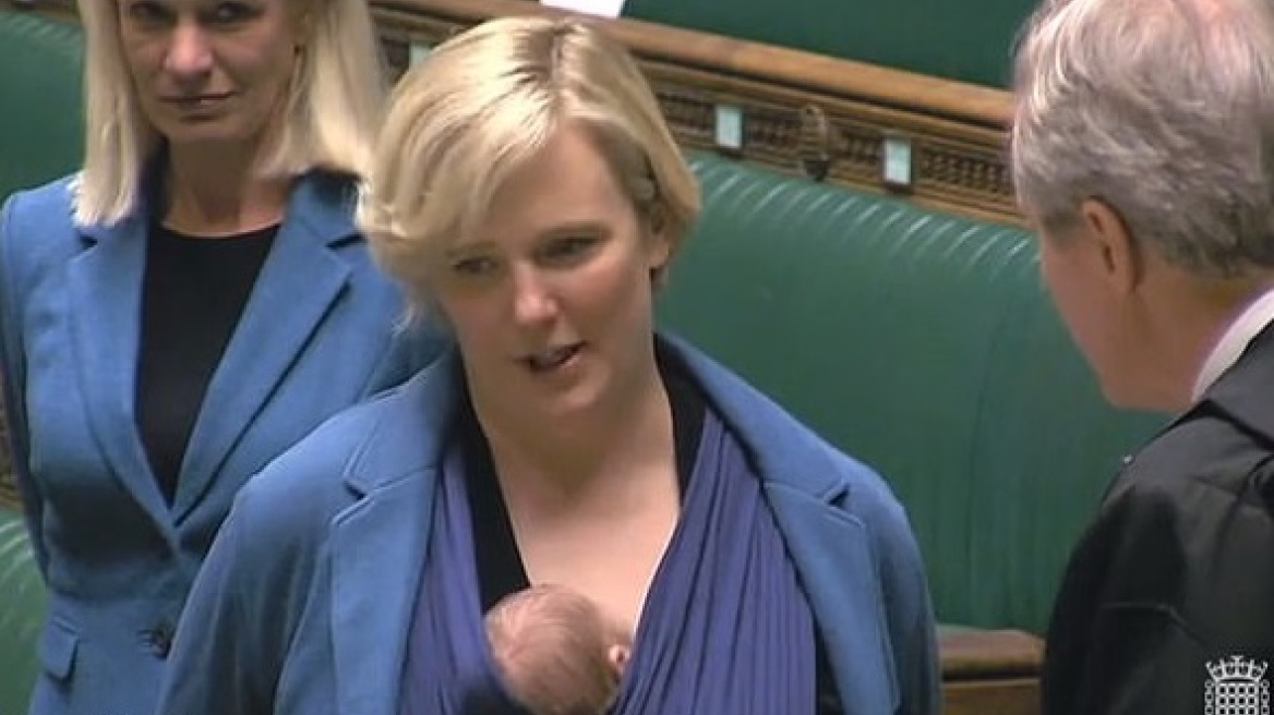 Βρετανία: Με τα μωρά στην αγκαλιά ορκίστηκαν δύο βουλευτίνες